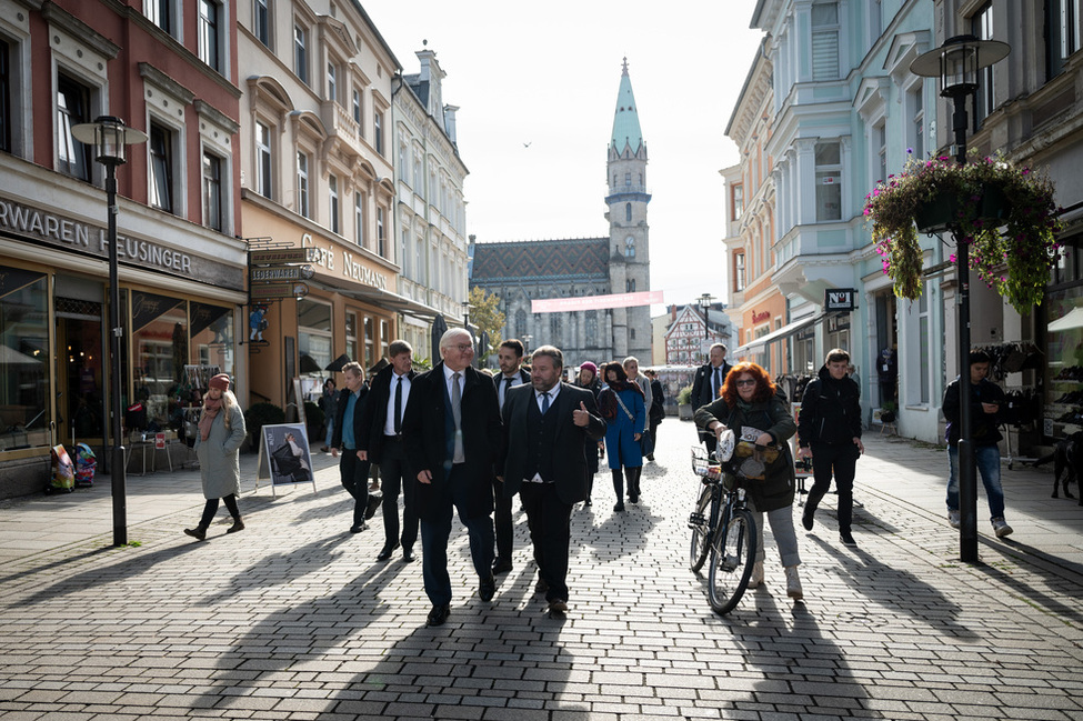 Bundespräsident Frank-Walter Steinmeier gemeinsam mit Bürgermeister Fabian Giesder bei einem Spaziergang durch die Innenstadt des thüringischen Meiningen 